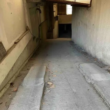 център с паркинг за нормална до средно голяма кола Varna