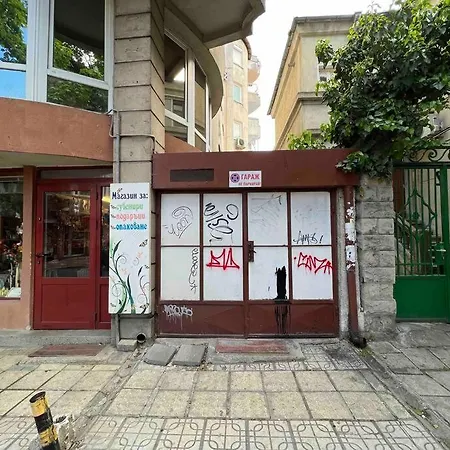 Appartement център с паркинг за нормална до средно голяма кола