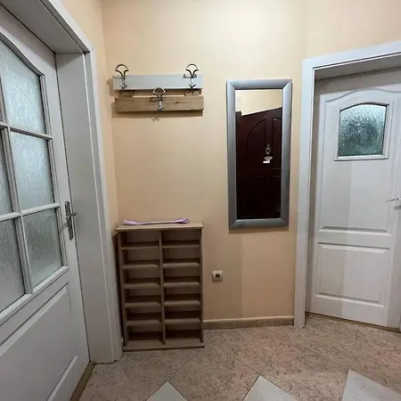 център с паркинг за нормална до средно голяма кола *