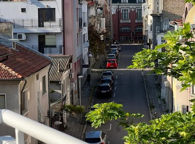 център с паркинг за нормална до средно голяма кола Lägenhet