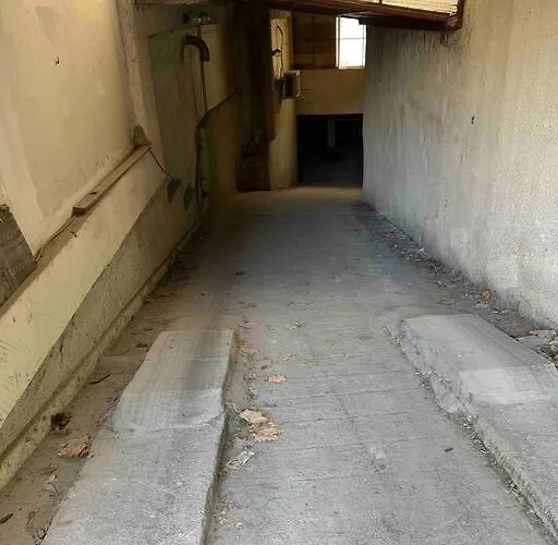 център с паркинг за нормална до средно голяма кола Varna