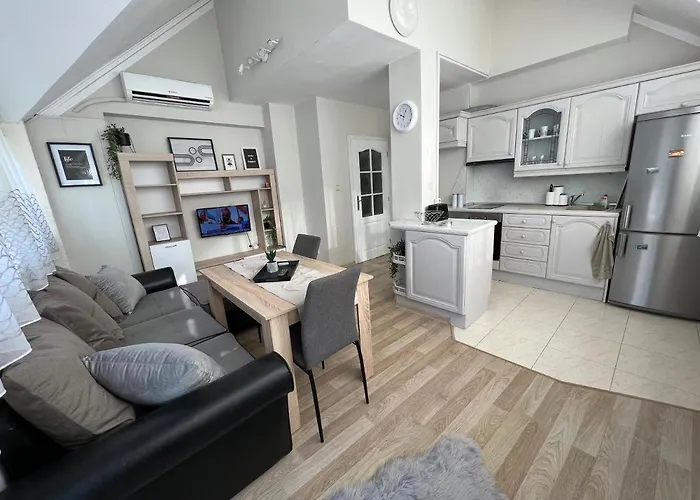 Lejlighed център с паркинг за нормална до средно голяма кола