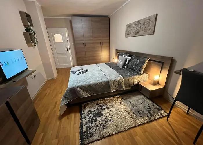 център с паркинг за нормална до средно голяма кола Lägenhet *