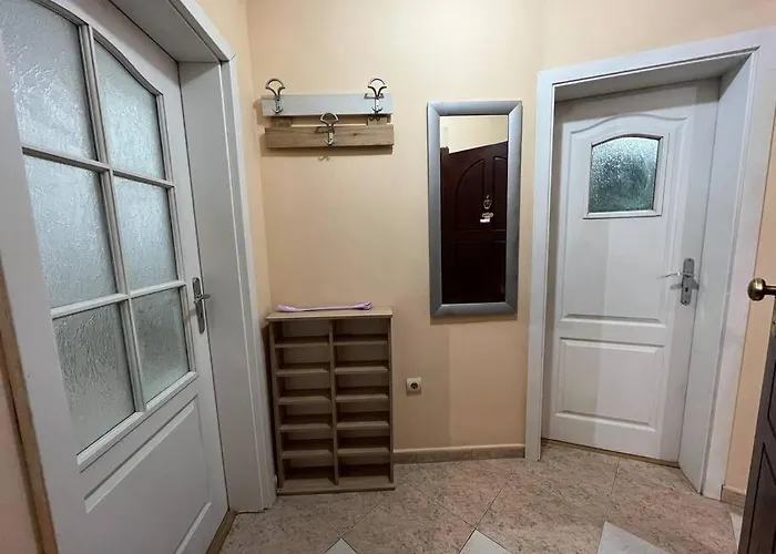 център с паркинг за нормална до средно голяма кола *