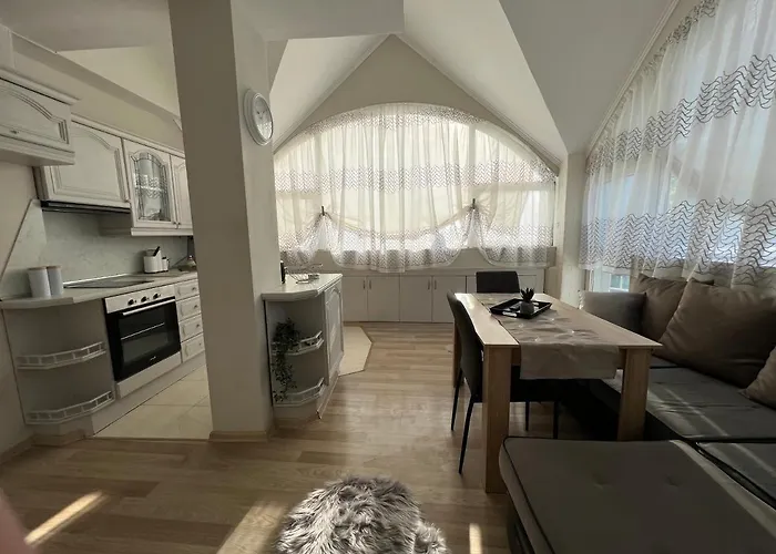 Lejlighed център с паркинг за нормална до средно голяма кола *