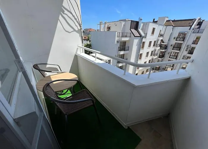 център с паркинг за нормална до средно голяма кола Lejlighed *