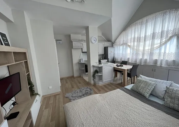 център с паркинг за нормална до средно голяма кола *