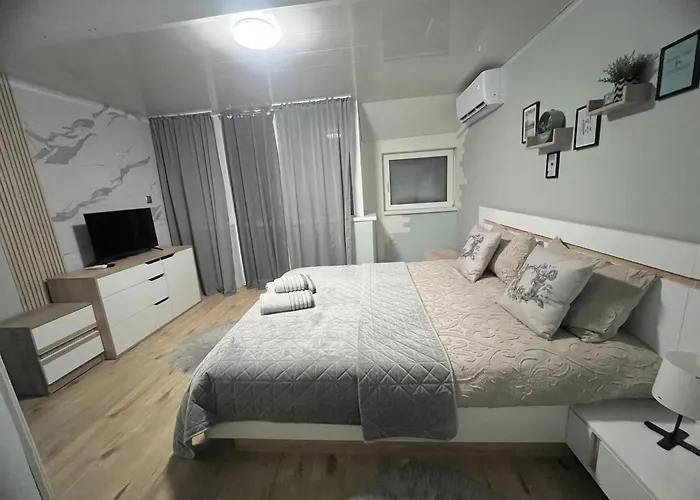 център с паркинг за нормална до средно голяма кола Lejlighed