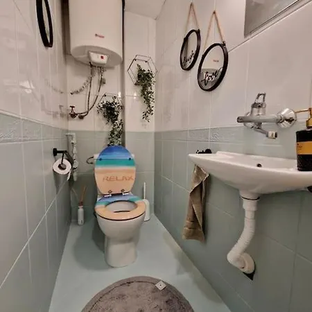 център с паркинг за нормална до средно голяма кола Apartman