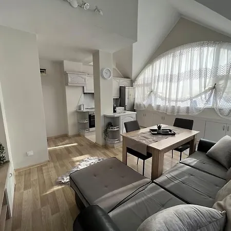 Apartament център с паркинг за нормална до средно голяма кола