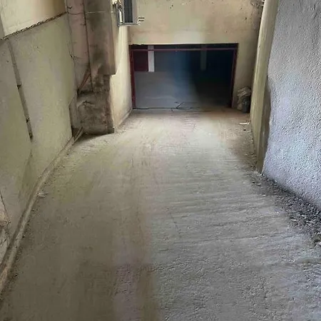 център с паркинг за нормална до средно голяма кола