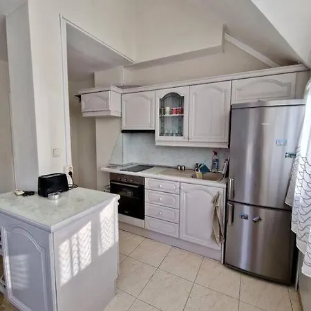 център с паркинг за нормална до средно голяма кола Apartament