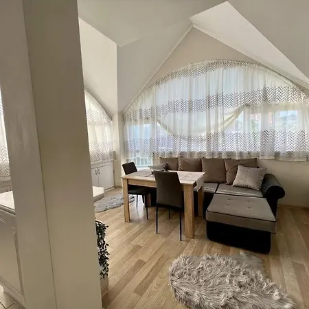 център с паркинг за нормална до средно голяма кола *