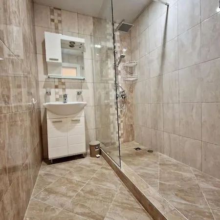 Apartman център с паркинг за нормална до средно голяма кола