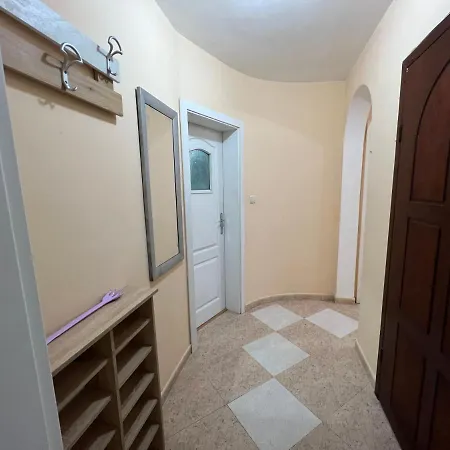 център с паркинг за нормална до средно голяма кола Apartament *