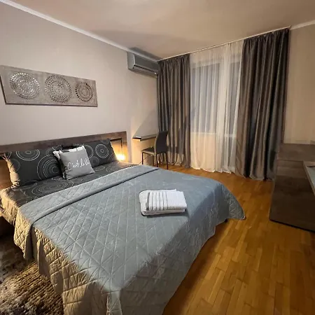 център с паркинг за нормална до средно голяма кола Apartament Varna