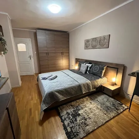 център с паркинг за нормална до средно голяма кола *