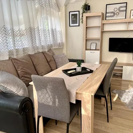 център с паркинг за нормална до средно голяма кола Várna