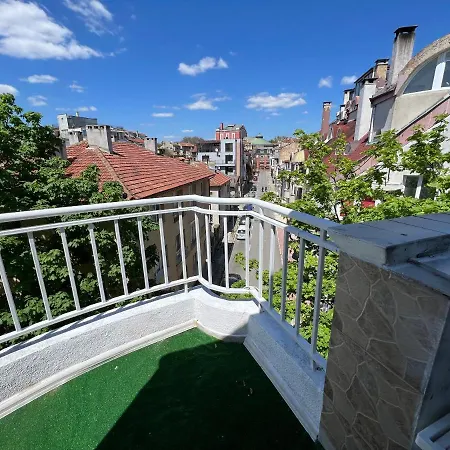 център с паркинг за нормална до средно голяма кола Apartman