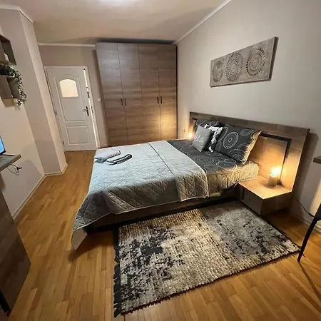 център с паркинг за нормална до средно голяма кола Apartman *