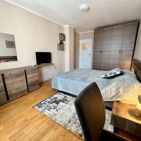 Apartament център с паркинг за нормална до средно голяма кола *
