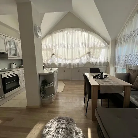 Apartament център с паркинг за нормална до средно голяма кола *
