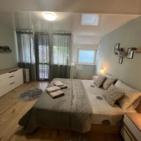 център с паркинг за нормална до средно голяма кола