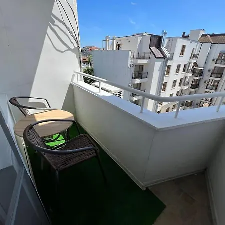 център с паркинг за нормална до средно голяма кола Apartman *