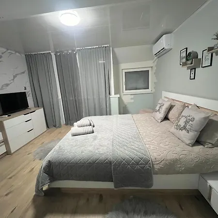 център с паркинг за нормална до средно голяма кола Apartman