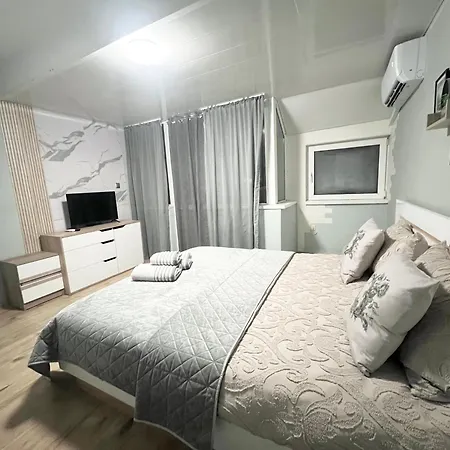 център с паркинг за нормална до средно голяма кола Apartman Várna