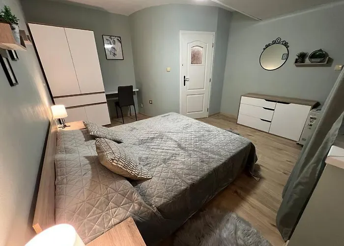 Appartement център с паркинг за нормална до средно голяма кола Varna