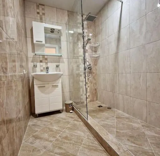 Appartement център с паркинг за нормална до средно голяма кола