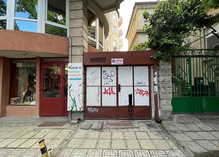 Appartement център с паркинг за нормална до средно голяма кола