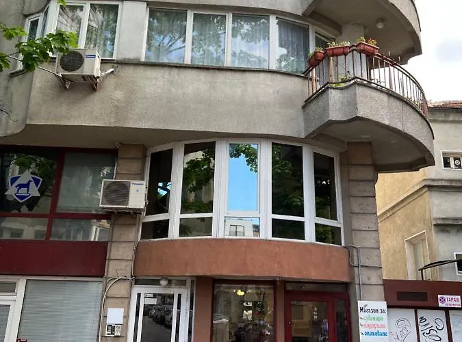 център с паркинг за нормална до средно голяма кола Varna