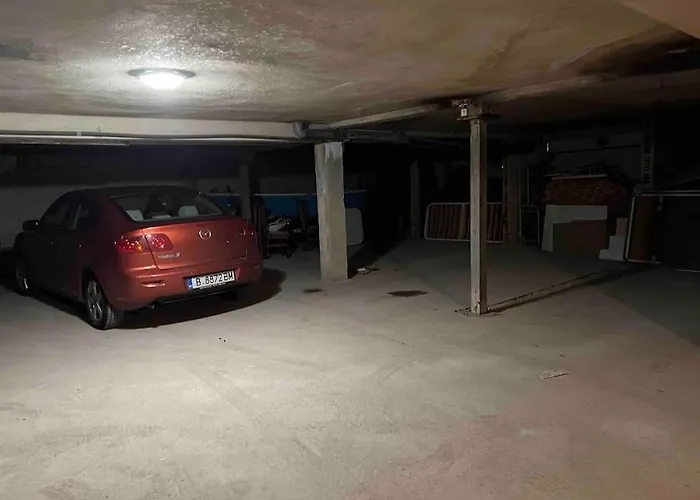 Appartement център с паркинг за нормална до средно голяма кола Varna